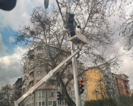 Светофар увисна над кръстовище в центъра на Пловдив, образува се тапа