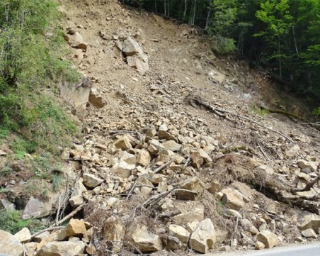 Свлачище затвори пътя към Рилски манастир