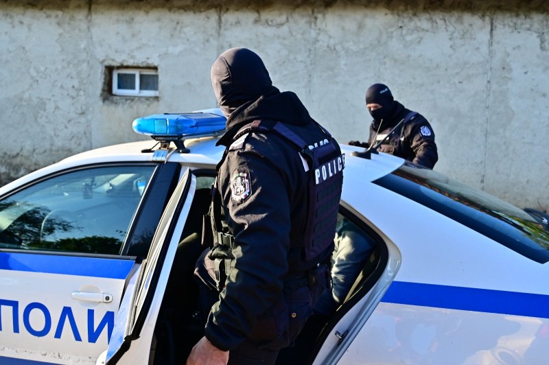 Мащабна полицейска акция в Горна Оряховица. Два квартала са под