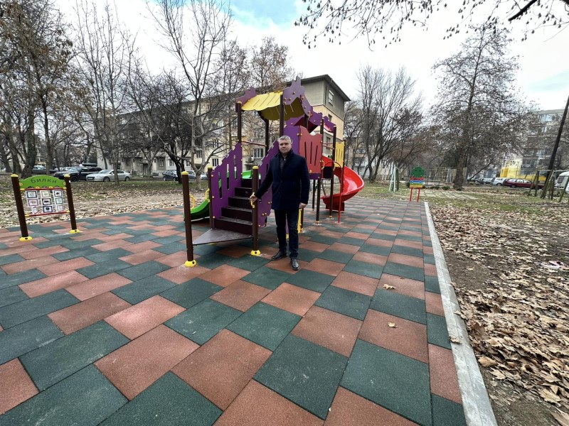 Изградиха нова детска площадка на бул. „България” 82