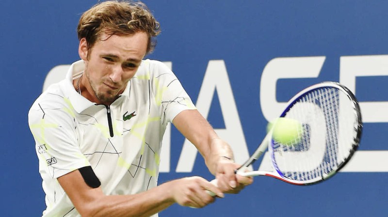 Медведев е аут от Australian Open след тежка загуба от Корда