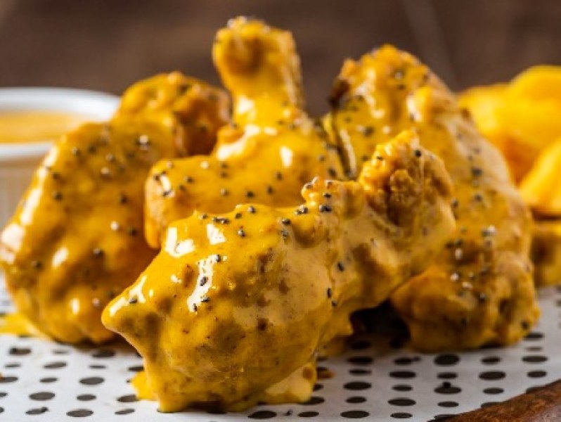 Рецепта за хрупкави пържени пилешки крилца с пикантен сос с горчица