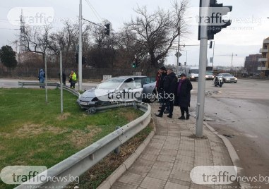 Катастрофа между два автомобила стана на кръстовището на Пещерско шосе