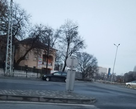 Автомобил се заби в билборд на кръговото до Водната палата