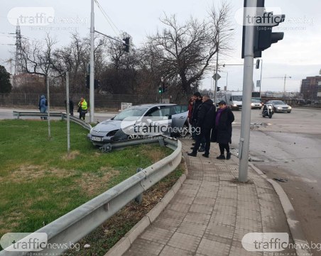Две коли се сблъскаха на един от входовете на Пловдив