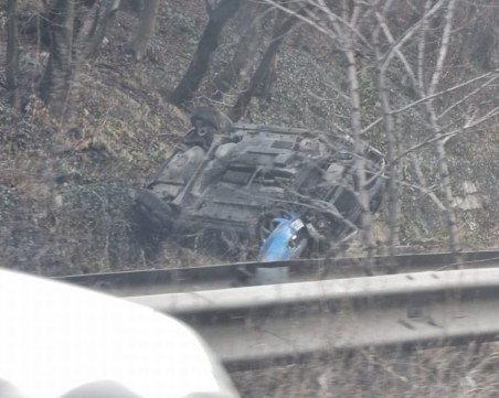 Кола се обърна по таван до София