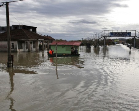 Проливни дъждове в Сърбия, лошото време взе жертва