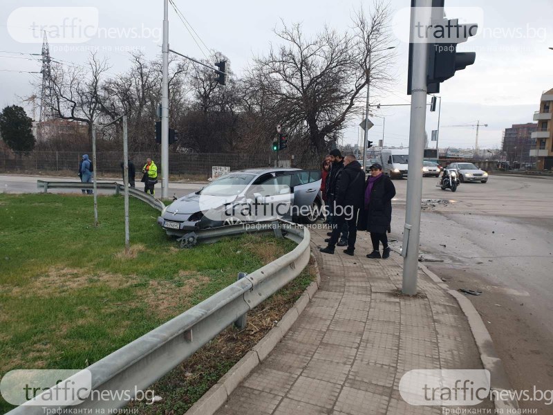 Катастрофа между два автомобила стана на кръстовището на Пещерско шосе