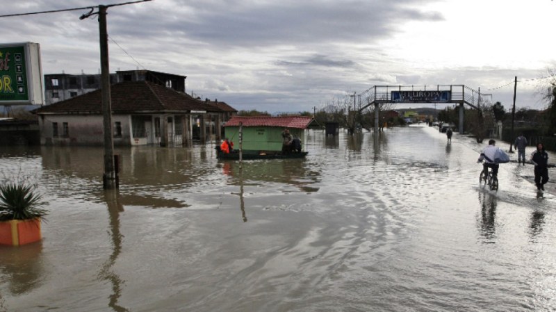 Проливни дъждове в Сърбия, лошото време взе жертва