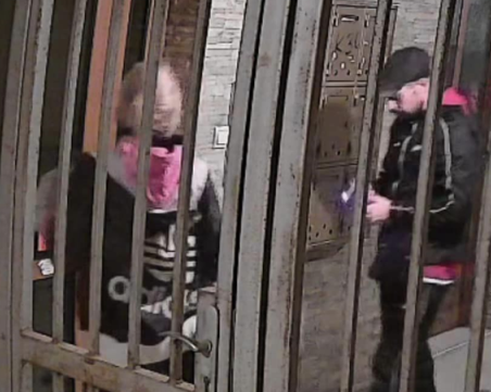 Двойка крадци претарашиха вход на блок във Варна