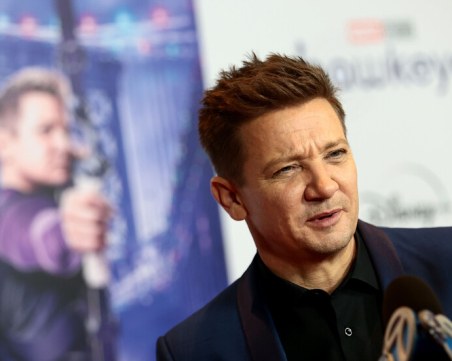 Джеръми Ренър е с 30 счупени кости след инцидента със снегорин