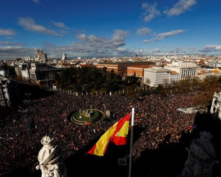Мащабни протести в Испания, искат оставка на кабинета на Педро Санчес
