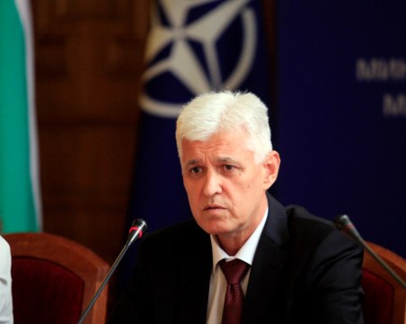 Военният министър: Ако Петков е знаел, че изнасяме оръжия, няма как Нинова да не е