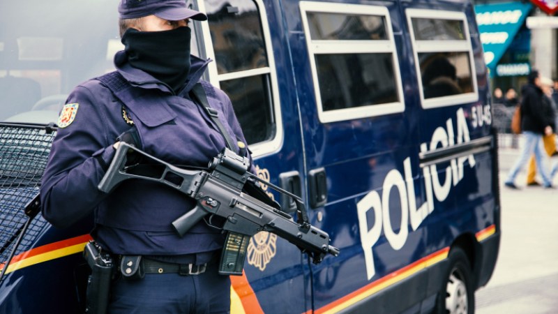 Испанската полиция разбила банда, управлявала три незаконни тютюневи фабрики, в