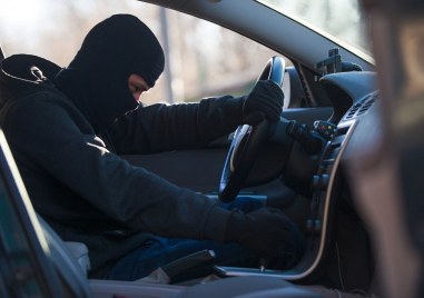 Задържаха петима тийнейджъри откраднали кола Вчера рано сутринта в полицейското