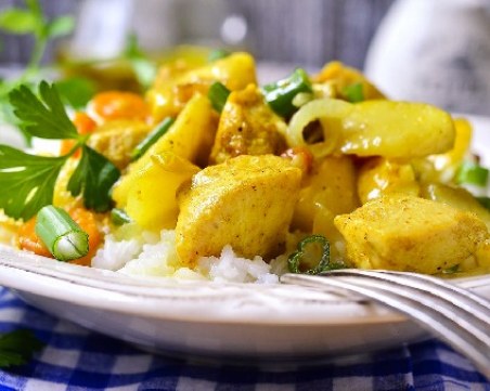 Кремообразно печено пиле с къри от кокосово мляко и ябълки