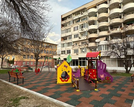 Нова детска площадка посреща малчуганите в „Северен