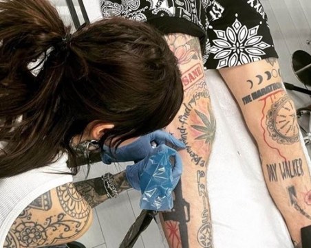 Рапърът Machine Gun Kelly, годеник на Меган Фокс, се татуира в София