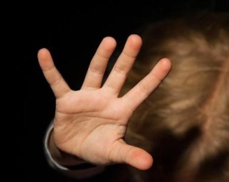 Съдят 40-годишен мъж, отвлякъл и блудствал с дете в Добрич