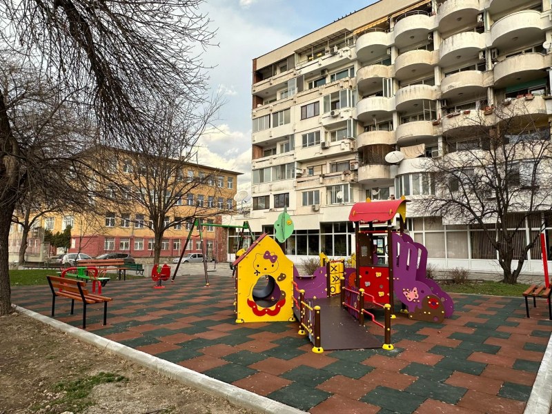 Нова детска площадка посреща малчуганите в „Северен