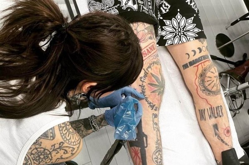 Рапърът Machine Gun Kelly, годеник на Меган Фокс, се татуира в София
