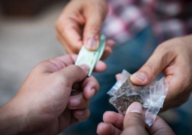 Две момчета са били задържани с наркотици при спецакция на