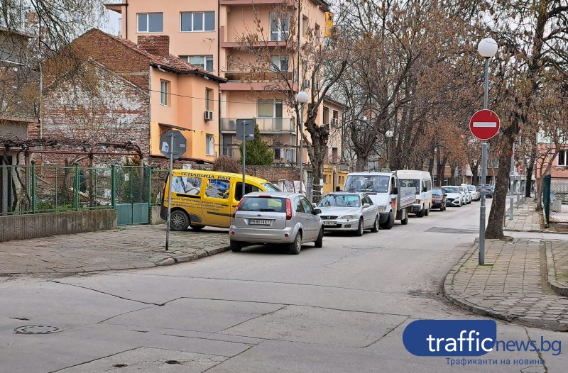3 в 1: Водач паркира в насрещното, на забранена улица и в кръстовище