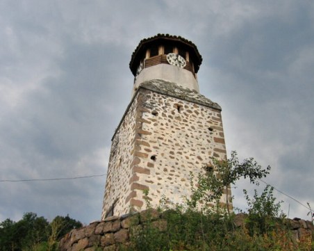 14-годишен напръска с графити часовниковата кула „Сахата