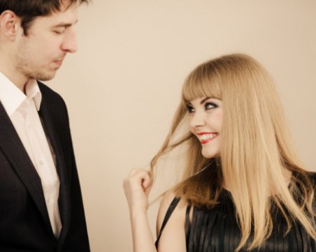 6 признака, че тя си пада по теб