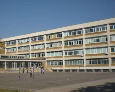Учителки бият и гонят директорката на училище пред погледа на стотици деца в София
