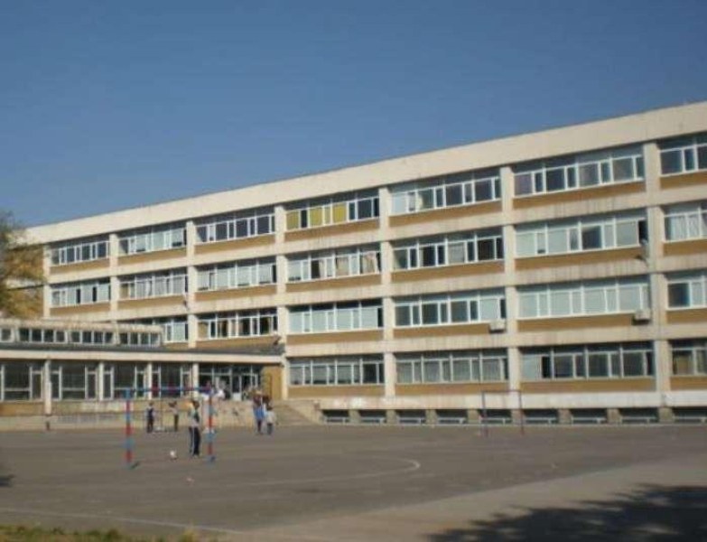 Учителки бият и гонят директорката на училище пред погледа на стотици деца в София