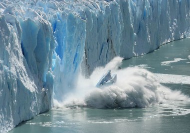 Огромен айсберг с площ 1550 кв км се откъсна от