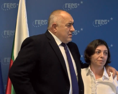 Бойко Борисов пред майката на пребития Пендиков: Ще запознаем Европа с трагедията в Охрид