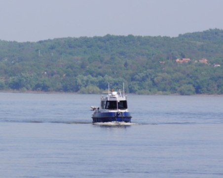 Издирват капитан на кораб, паднал зад борда в Дунав