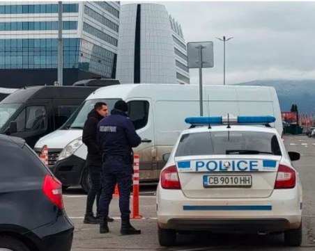 Намериха колата на крадците, обрали мъж на паркинга на хипермаркет в София