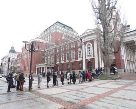 Опашки за билети се извиха пред Народния театър за Джон Малкович, сайтът на театъра блокира