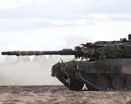 Зеленски благодари на Олаф Шолц за предоставените танкове