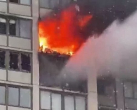 Пожар избухна в небостъргач в Чикаго, има жертва