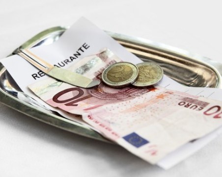 Ресторантьори искат 10% задължителен бакшиш