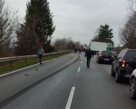 Тежка катастрофа със загинал затвори временно пътя София-Варна