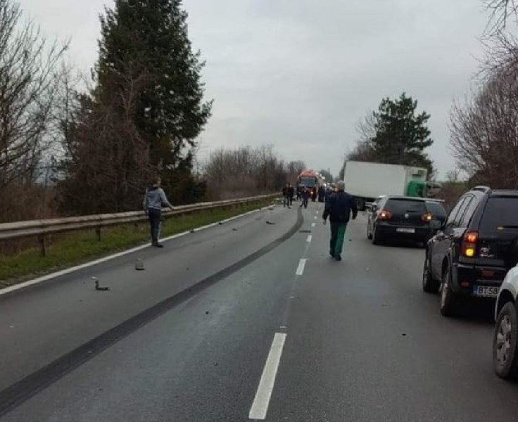 Тежка катастрофа със загинал затвори временно пътя София-Варна