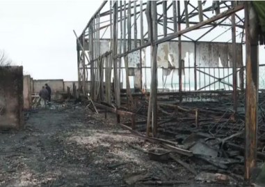 Пожар избухна в бивша дискотека на плаж в Бургас
