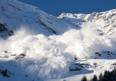 Висока е лавинната опасност в планините след натрупалия нов сняг