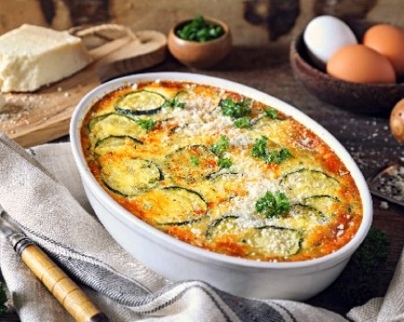 Лесни печени тиквички на фурна с млечна заливка от кисело мляко, яйца и сирене