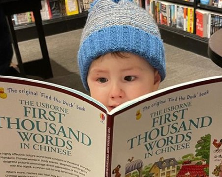 Момче на три години чете книги и брои до сто на шест езика