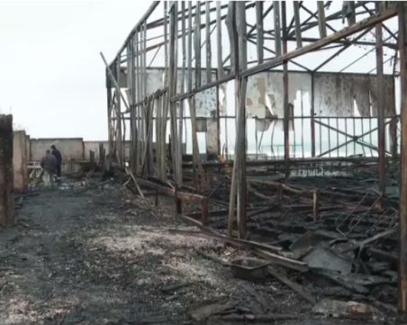 Пожар избухна в бивша дискотека на плаж в Бургас