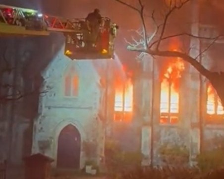 Църква от 19-ти век изгоря при пожар в Лондон