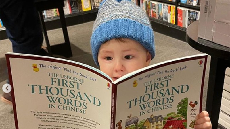 Момче на три години чете книги и брои до сто на шест езика