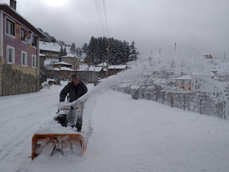 Около 10 см е снежната покривка в планинските села на община 