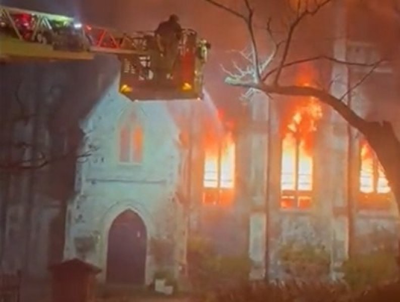 Църква от 19-ти век изгоря при пожар в Лондон